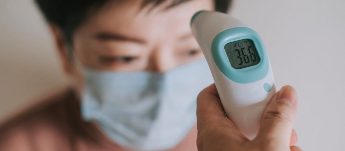 Les thermomètres frontaux sont-ils vraiment fiables ?